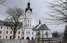 Zarażenie koronawirusem w klasztorze w Tuchowie w czasie święceń