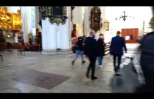 Dzienikarze TVP biegają za Trzaskowskim nawet w kościele :)