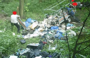 Tak wywożą śmieci samochodami do lasu (zdjęcia z fotopułapki)
