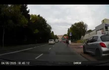 Rowerzysta samobójca wjeżdża prosto pod samochód