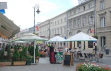 Warszawska cena - 5 zł za szklankę wody. "To Oaza z Biedronki. Szef kupuje...