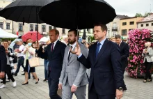 OŚWIĘCIM. Trzaskowski i Budka odprowadzili kierowcę Seicento przed budynek Sądu