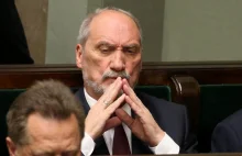 Macierewicz nie ujawni prawdy o Smoleńsku. Publikacja raportu została wstrzymana