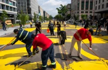 Wielki żółty napis BLM w Waszyngtonie wymalowali pracownicy miasta
