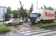 Wypadek na Kochanowskiego. Ukrainiec wjechał ciężarówką w dwa samochody i drzewo