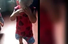 Kretyn znęca się nad dzieckiem (video). –