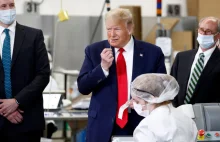 Trump zwiedził bez maseczki fabrykę wacików do wymazu. Są do wyrzucenia.