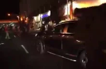 Demonstrant kradnie samochód prosto z saloonu
