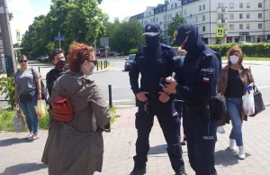 Policja nęka zbierających podpisy dla Trzaskowskiego.