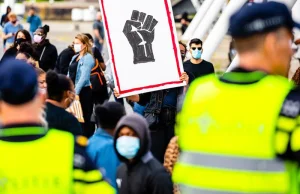 Demonstracja przeciwko rasizmowi rozpędzona przez policję.