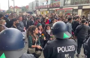 Czy pandemia minęła? Setki tysięcy w tłumach protestujących. To się źle skończy