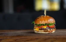 Jak Bruksela chce zmienić naszego cheeseburgera?