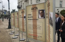 Pod Pałacem stanęła wystawa Akta Afer PiS. Milicja wylegitymowała organizatorów