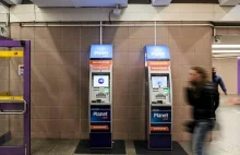 Kolejna sieć obniża limit wypłat z bankomatów. W tle 'wojenka' z bankami