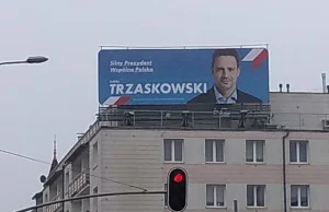 Szambo wizualne. Plakaty wyborcze Trzaskowskiego na nielegalnych billboardach.