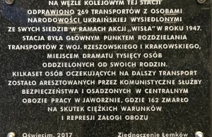 Kontrowersyjna tablica pamiątkowa na dworcu PKP w Oświęcimiu