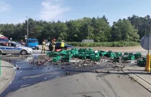 Kilka tysięcy butelek piwa wypadło z ciężarówki we Włocławku.