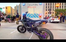 Jazda motocyklem ulicami Chicago w trakcie zamieszek