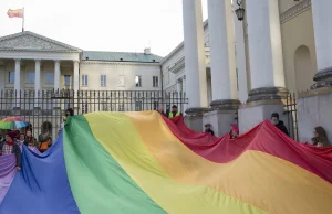 Większość Polaków przeciwko związkom partnerskim i małżeństwom homoseksualnym
