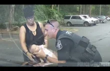 Biały policjant bije czarne dziecko
