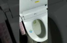 Trochę techniki i człowiek się gubi - Sikająca toaleta