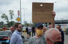 Sympatycy PiS zaatakowali protestującego staruszka