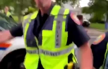 Cyniczne zagranie policjanta aby móc zglebować idącego spokojnie protestującego