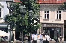Aktywiści PO niszczą i zaklejają plakaty Krzysztofa Bosaka w...