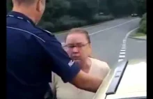 Wkurzona babcia wyzywa policjanta