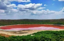 Woda w jeziorze zmieniła kolor na czerwony [WIDEO].