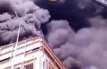 Operator dźwigu ratuje robotnika, który utknął na płonącym dachu budynku