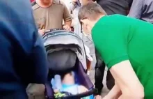 Facet całuje ręce Mateusza Morawieckiego po błogosławieństwie jego dziecka