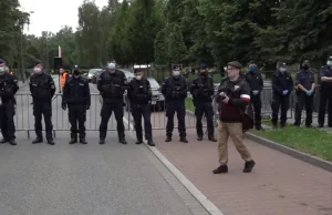 Policja blokuje dostęp do eksterytorialnej strefy żydowskiej w Oświęcimiu.