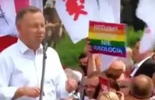 Lublin: Zwolennicy Dudy szarpią na wiecu młodego człowieka z transparentem LGBT