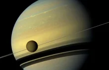 Księżyc Saturna - dzieje się z nim coś nietypowego.
