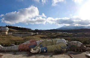 Urbex: Królestwo Guliwera w pobliżu wulkanu Fudżi