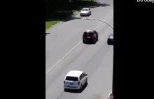 Gość rzuca kamieniem w przejeżdżający samochód i szybko tego żałuje.