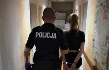 Pijana nastolatka włożyła sobie do ust palec policjanta. "Chciała się zabawić"