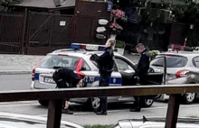 Policjanci chronili okolicę domu Kaczyńskiego przed dziennikarzami obywatelskimi