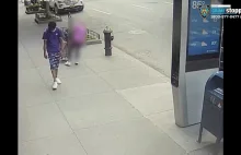 C****y mężczyzna popycha 92-letnią staruszkę tak, że uderza ona głową o hydrant