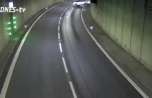 Pijany kierowca wywraca się samochodem w tunelu