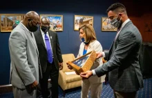 Nancy Pelosi przekazała bratu Floyda flagę ofiarowywaną rodzinom poległych...