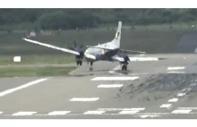 Pilot z trudem ląduje i wypada z drogi startowej przez silny boczny wiatr