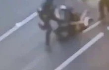 Zbłąkana policyjna gumowa kula trafia w okno osoby, która nagrywa akcję policji