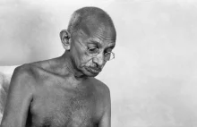 Gandhi był rasistą, który zmuszał dziewczynki do spania z nim