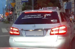 Policja zajęła się taksówkarzem za napis „Jarek czemu nie poleciałeś z bratem?”