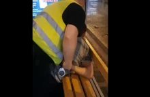Ochroniarz pobił pałką i zgazował mężczyznę, który przysnął na przystanku