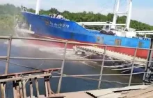 Chiński statek demoluje most dla pieszych