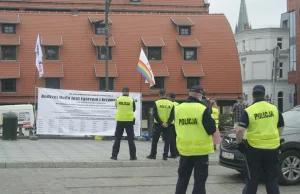 Na banerze napisał "Duda jest łgarzem". Skonfiskowała go policja