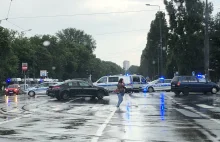 Przyczepa z antyrządowymi hasłami pojechała przed dom Kaczyńskiego....